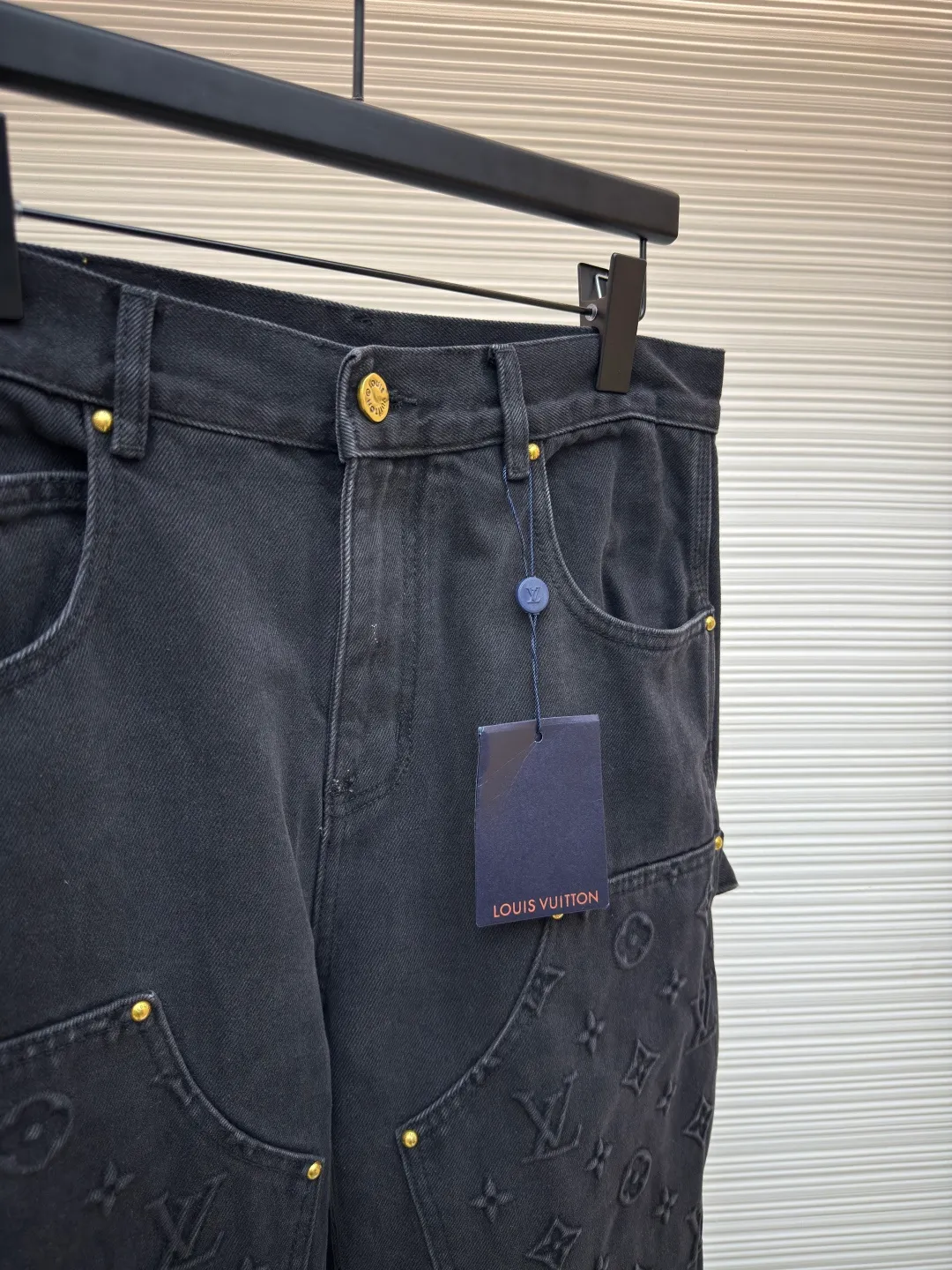 LOUIS VUITTON embossed work jeans ●Authentic product: purchased and developed by 17899 ●Item number: 1680249-B70 ●Material: denim fabric ●Technology: embossed embossed production ●Version: fitted version ●Weight: about 1085 grams ●Size: 30-32-34-36 ●Description: Integrating Monogram embossed pockets into a casual workwear silhouette, it can create a trendy look with the same style of overalls, or it can be mixed and matched with separate items to explore more fashion possibilities. Positioned panel splicing design, slightly distressed, washed blue, square nails with lettering under the left sleeve, decorative zipper, snap buttons at the front, standard cut version, casual style, suitable for both men and women. Original goods, washed casual jeans, imported original washed stretch fabric, comfortable and elastic, original hardware accessories decorated with logo, super correct fit, extremely high grade, high quality, fashionable and stylish upper body. The overall wiring is straight and delicate, the fabric is comfortable and soft, and the color is consistent without color difference. It can be matched with the same style to create a fashionable look and control various occasions. Customized accessories, complete with three standards, same style for men and women!